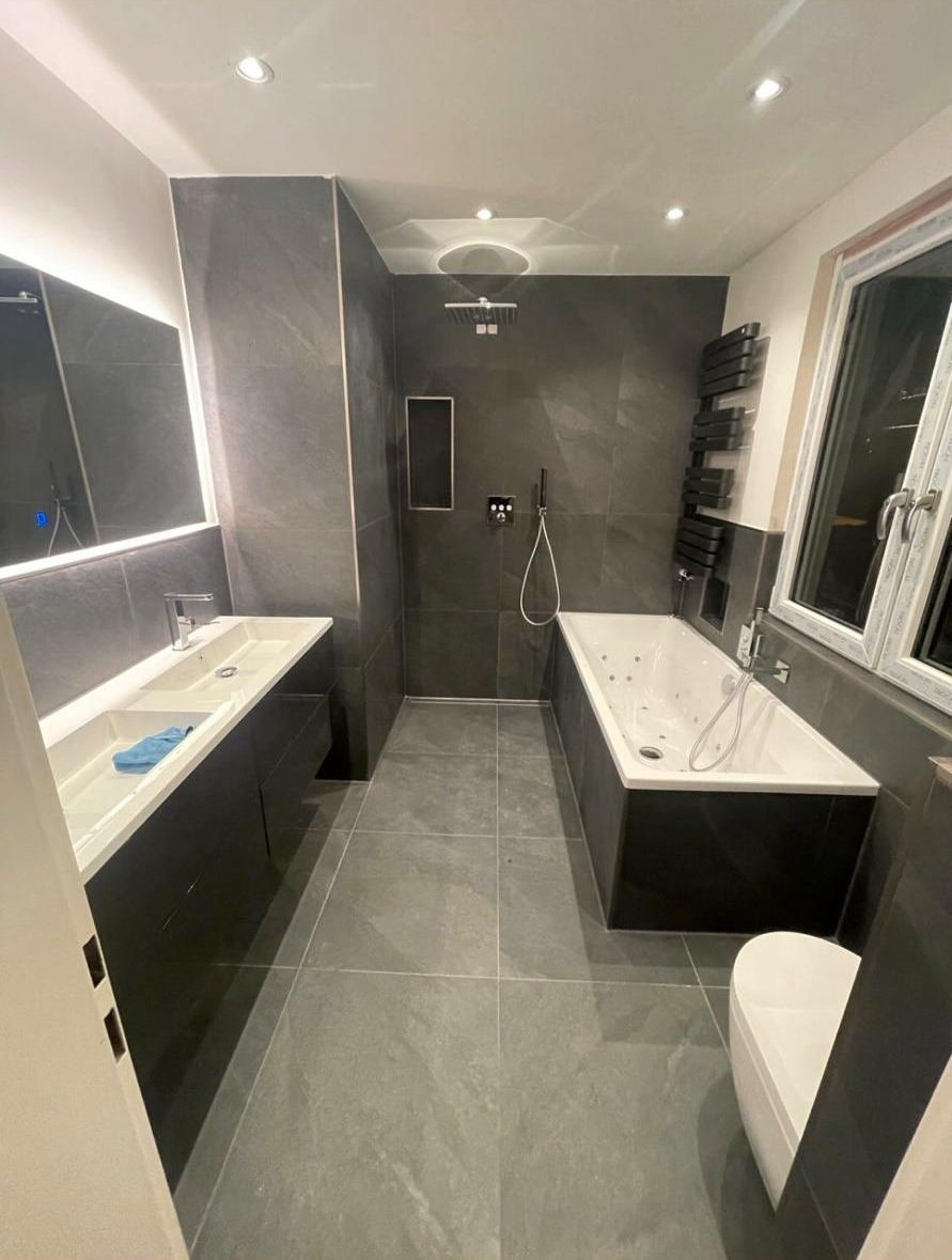 Komplett saniertes Badezimmer mit begehbarer Dusche, freistehender Whirlpool-Badewanne und Wand-WC