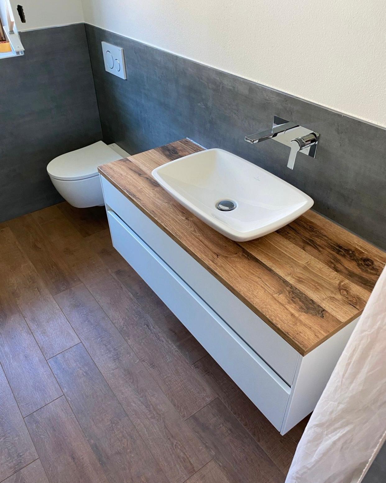Waschtisch mit Holzoptik-Platte und wandhängendem WC
