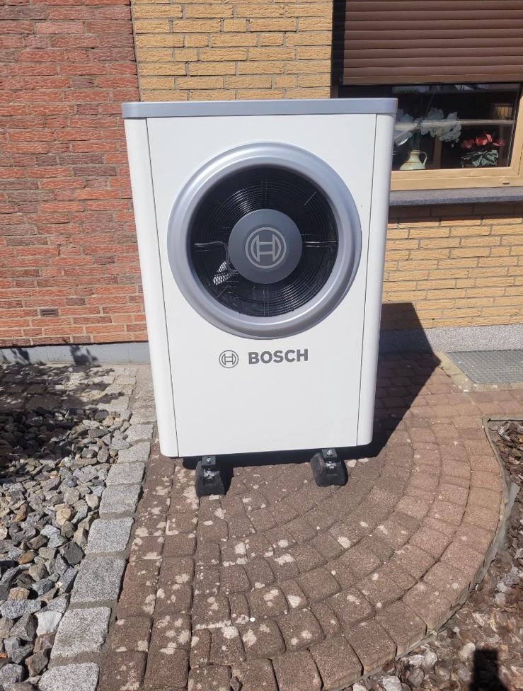 Installierte Luft-Wärmepumpe von Bosch an einer Hauswand